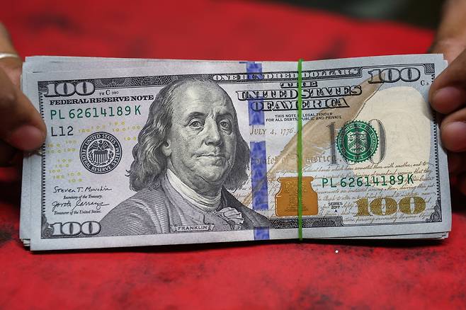 미국 재무부장관의 서명이 인쇄된 100달러 지폐. [EPA]