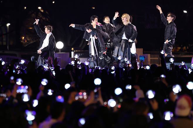 그룹 방탄소년단(BTS)이 21일 서울 광화문 광장에서 정규 5집 ‘아리랑’(ARIRANG) 발매를 기념해 무료 공연 ‘BTS 컴백 라이브: 아리랑’을 열고 관객들에게 손을 흔들고 있다. [연합]