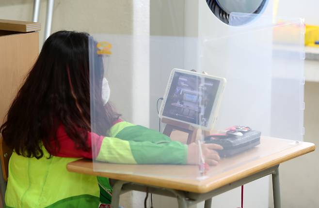 2020년 5월 15일 대구 달성군 논공읍 남동초등학교에서 돌봄교실에 나온 한 학생이 온라인으로 진행된 스승의날 행사를 보고 있다. [연합]