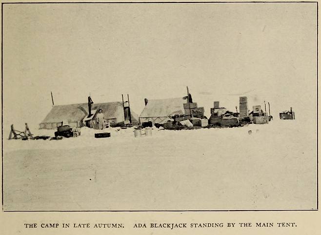 늦가을의 캠프, 에이다 블랙잭이 메인 텐트 옆에 서 있는 모습. 1922년경 [빌잘무르 스테판슨/브랑겔 섬의 모험]
