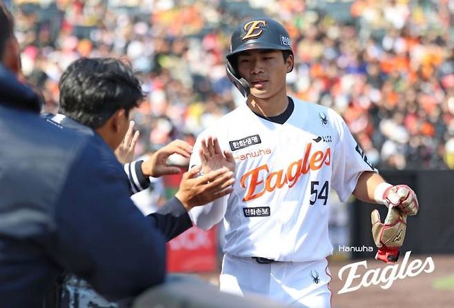 [서울=뉴시스] 프로야구 한화 이글스 오재원이 20일 대전 한화생명볼파크에서 열린 2026 신한 쏠 KBO리그 시범경기 KIA 타이거즈전에서 득점을 올린 뒤 동료들과 하이파이브를 하고 있다. (사진=한화 이글스 제공) 2026.03.20. *재판매 및 DB 금지