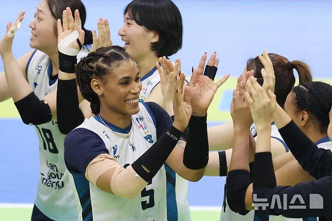[수원=뉴시스] 조성우 기자 = 26일 경기 수원시 수원실내체육관에서 열린 2025~2026 V리그 여자부 플레이오프(PO) 1차전 현대건설과 GS칼텍스의 경기, GS칼텍스 지젤 실바 등 선수들이 세트스코어 3-1로 승리를 거둔 뒤 기쁨을 나누고 있다. 2026.03.26. xconfind@newsis.com