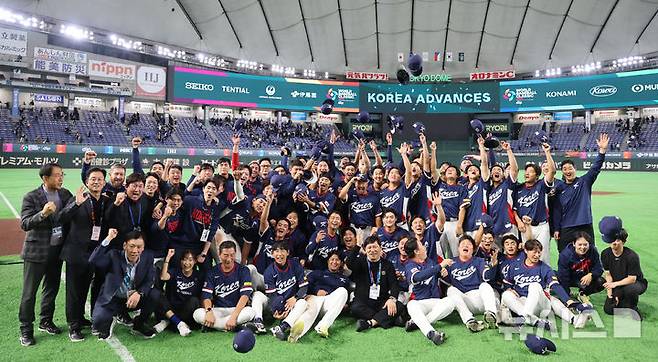 [도쿄=뉴시스] 권창회 기자 = 9일 일본 도쿄돔에서 열린 2026 WBC 조별리그 C조 4차전 한국과 호주의 경기, 7-2로 승리해 WBC 본선에 진출한 한국 대표팀 선수들이 기뻐하고 있다. 2026.03.09. kch0523@newsis.com