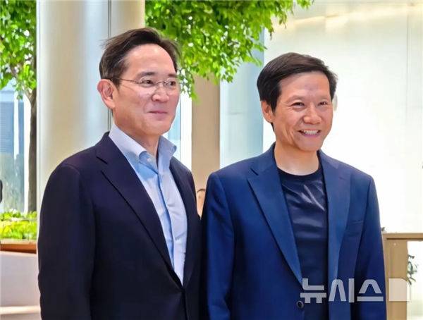 [서울=뉴시스]이재용 삼성전자 회장이 지난해 중국 베이징에서 개막한 고위급 발전 포럼에 참석 차 중국을 방문해 샤오미 레이쥔 최고경영자(CEO)와 만남을 가졌다. (사진=웨이보 캡쳐) photo@newsis.com