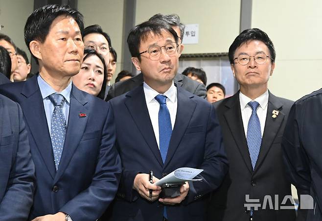 [경기광주=뉴시스] 김종택 기자 = 한병도 더불어민주당 원내대표가 27일 경기 광주시 한 플라스틱 제조업체에서 열린 '중동상황 민생현안 긴급 대응 및 상생협력을 위한 간담회'에 앞서 현장을 살펴보고 있다. 2026.03.27. jtk@newsis.com