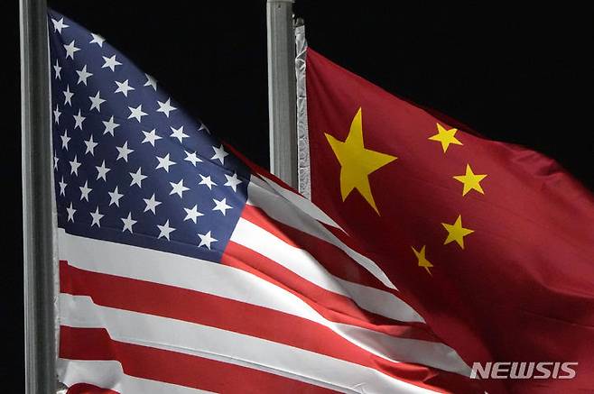 [장자커우=AP/뉴시스] 2022년 2월 중국 허베이성 장자커우시에서 베이징 동계 올림픽을 앞두고 미국과 중국 국기가 겐팅스노우파크에 휘날리는 모습. 2026.03.27