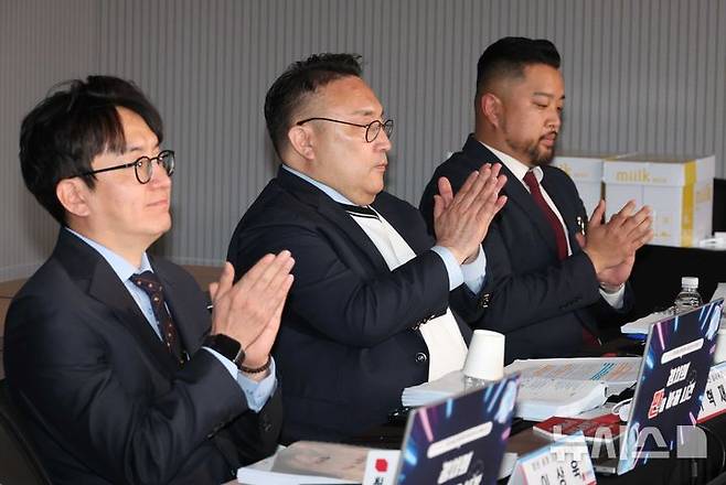 [서울=뉴시스] 조성봉 기자= 국민의힘 '광역의원 비례 청년 오디션' 본선 심사위원인 이혁재(가운데)가 26일 오후 서울 여의도 중앙당사에서 열린 광역의원 청년 공개오디션 본선에서 박수를 치고 있다. 2026.03.26. suncho21@newsis.com