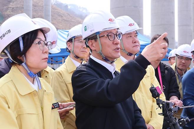 세종-안성고속도로 건설현장 점검하는 김민석 총리 세종-안성고속도로 건설현장 점검하는 김민석 총리 (천안=연합뉴스) 김주성 기자 = 김민석 국무총리가 27일 지난해 교량 붕괴사고로 사상자가 발생했던 세종-안성고속도로 청용천교 건설 현장을 방문해 복구 현황과 안전관리 실태 등을 점검하고 있다. 왼쪽부터 김보라 안성시장, 김민석 총리, 더불어민주당 윤종군 의원. 2026.3.27 utzza@yna.co.kr (끝) <저작권자(c) 연합뉴스, 무단 전재-재배포, AI 학습 및 활용 금지>