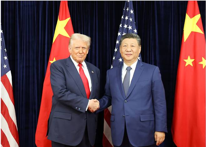 부산에서 만난 도널드 트럼프 미국 대통령과 시진핑 중국 국가주석(신화사)