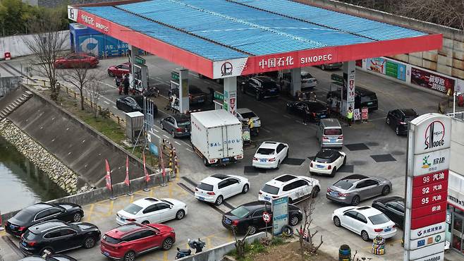 유가 인상 소식에 주유소로 몰려든 차량들