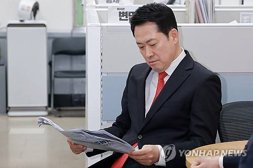 신문 보는 국민의힘 장동혁 대표 (서울=연합뉴스) 신현우 기자 = 국민의힘 장동혁 대표가 25일 국회에서 임이자 재정경제기획위원장과 만나기에 앞서 신문을 보고 있다. 2026.3.25 nowwego@yna.co.kr