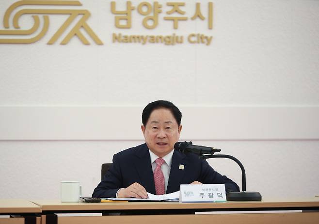 주광덕 경기 남양주시장이 27일 시청 여유당에서 중앙대학교의료원, 중앙대의료원 교육협력 현대병원과 '남양주 미래형 복합의료타운' 조성을 위한 업무협약(MOU)을 체결했다. 남양주시 제공