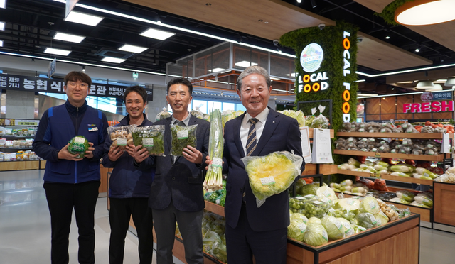 제주 조천농협 김진문 조합장(맨 오른쪽부터), 안성현 상무 등이 로컬푸드 하나로마트에서 판매 중인 채소 품질을 살피고 있다.