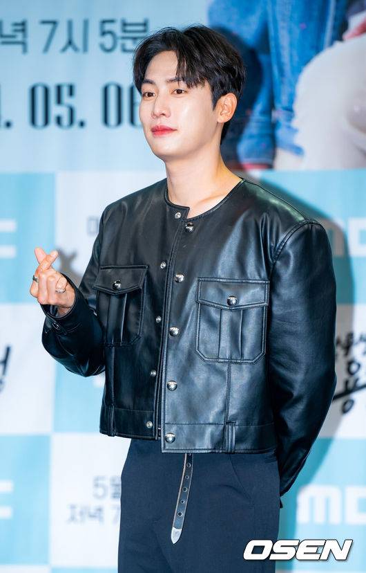 [OSEN=민경훈 기자] 3일 오후 서울 마포구 상암동 MBC 골든마우스홀에서 MBC 새 일일드라마 ‘용감무쌍 용수정’가 제작발표회가 열렸다.오는&nbsp;6일&nbsp;첫 방송될&nbsp;MBC&nbsp;새 일일드라마&nbsp;‘용감무쌍 용수정(약칭 용수정)’은 현대판 거상(巨商)&nbsp;임상옥을 꿈꾸는 거침없는 상여자 용수정(엄현경 분)과 그에게 운명을 맡긴 악바리 짠돌이 여의주(서준영 분)가 함께하는 화끈하고 통쾌한 로맨스 복수극.배우 권화운이 입장하며 포즈를 취하고 있다. 2024.05.03 /rumi@osen.co.kr