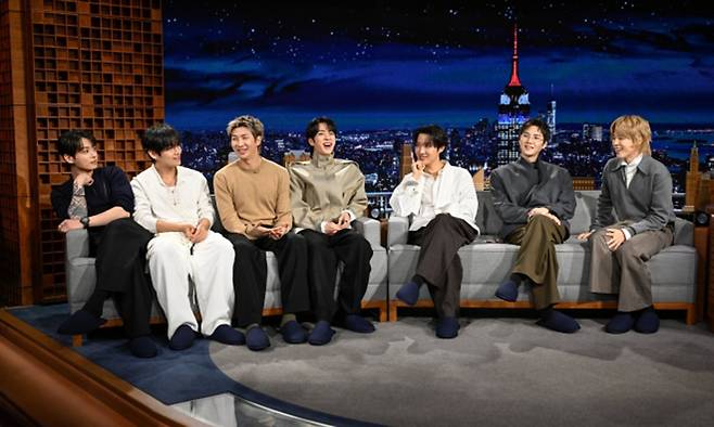 25일(현지시간) 미국 NBC방송의 인기 프로그램 ‘지미 팰런 쇼’에 출연한 방탄소년단(BTS) 모습.
