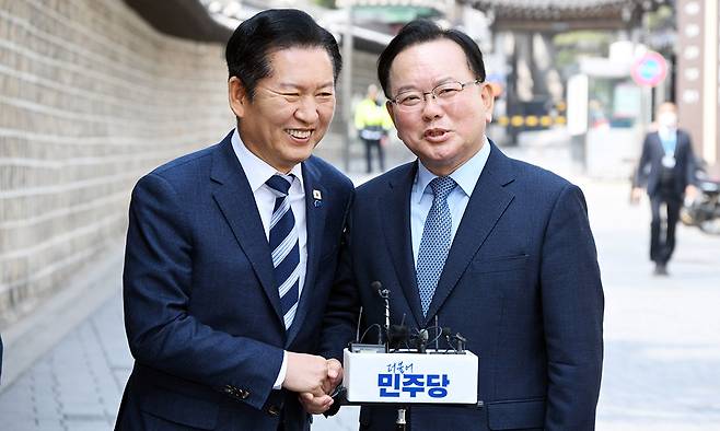 정청래 더불어민주당 대표와 김부겸 전 국무총리가 26일 서울 중구 달개비에서 회동한 뒤 회동 내용에 관해 설명하고 있다. 뉴시스