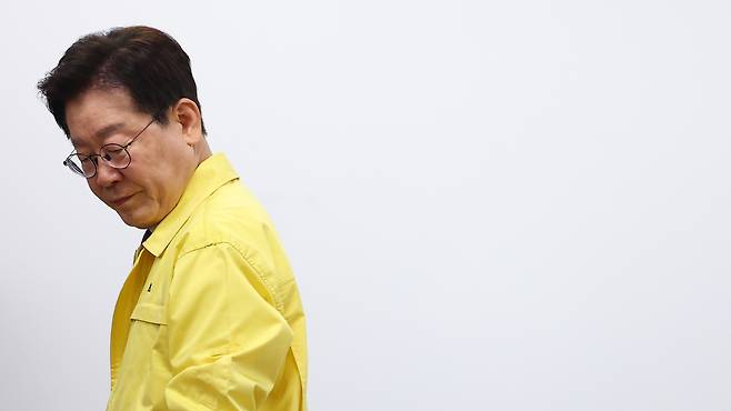 이재명 대통령이 26일 충남 한국석유공사 서산 비축기지에서 열린 석유공사 및 석유화학기업 간담회에 입장하고 있다. 연합뉴스