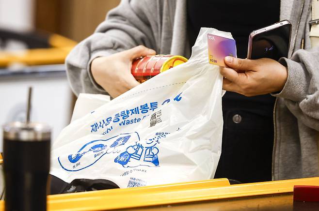 서울시내 대형마트에서 시민들이 종량제 봉투를 구매하고 있다. 뉴시스