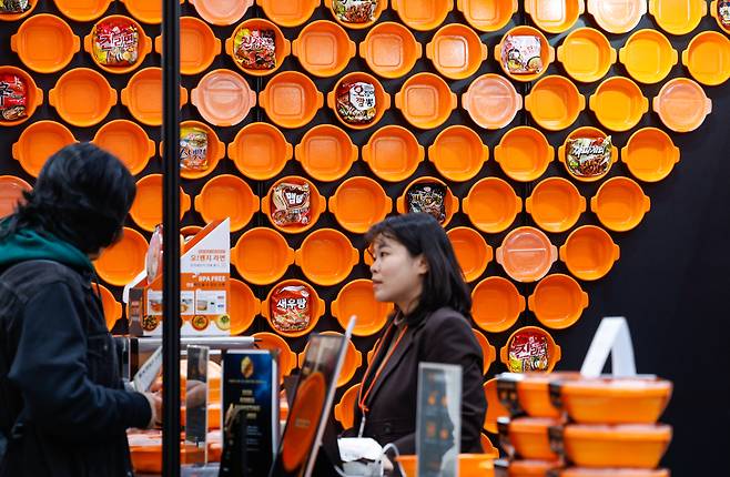 27일 인천 연수구 송도컨벤시아에서 열린 ‘2026 대한민국 라면박람회’에서 관람객들이 라면 관련 상품을 살펴보고 있다.