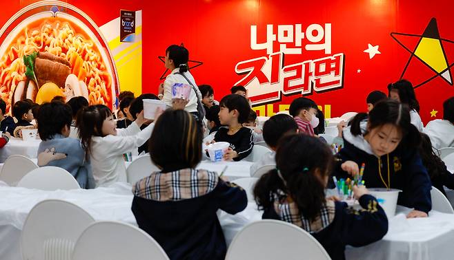 27일 인천 연수구 송도컨벤시아에서 열린 ‘2026 대한민국 라면박람회’에서 어린이들이 나만의 라면 만들기 체험을 하고 있다.&nbsp;