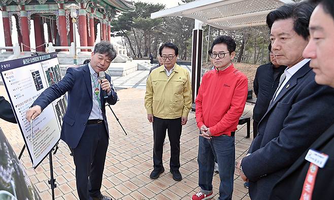 이철우 경북도지사 예비후보는 27일 울진 오션리조트 개발 현장을 찾아 브리핑을 듣고 있다. Team 이철우 캠프 제공
