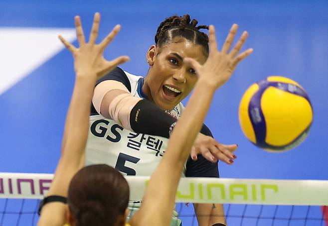 무적의 실바, 40점 맹폭 - 프로배구 V리그 여자부 GS칼텍스의 실바가 26일 경기 수원실내체육관에서 열린 현대건설과의 플레이오프(PO) 1차전에서 스파이크 공격을 하고 있다. 실바는 이 경기에서 40득점하며 팀 승리를 견인했다. 뉴시스
