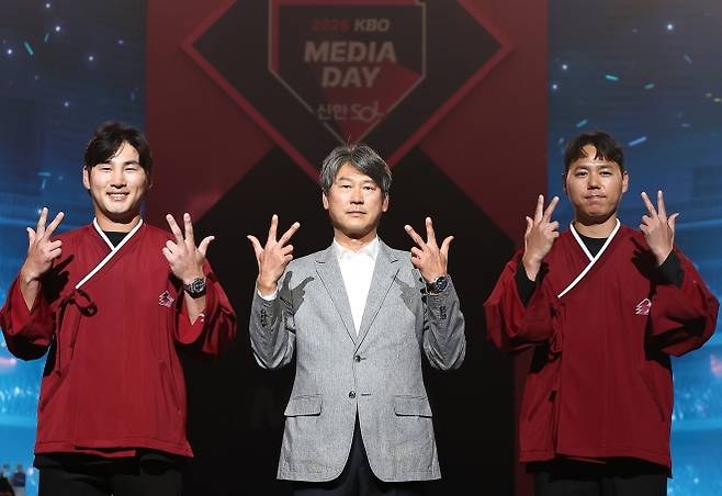 키움 히어로즈 임지열(왼쪽)과 하영민(오른쪽)이 개량한복을 입고 26일 서울 송파구 롯데호텔 월드에서 열린 2026 신한 SOL KBO 리그 미디어데이에서 설종진 감독과 함께 포즈를 취하고 있다. 2026.3.26 연합뉴스