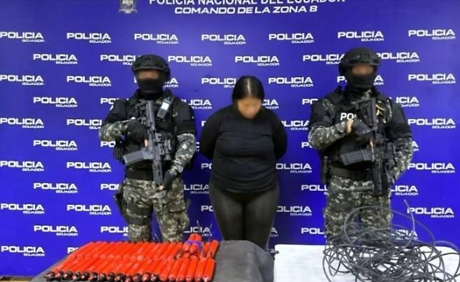 다이너마이트를 갖고 쇼핑몰에 갔다가 경찰에 붙잡힌 여성과 경찰이 압수한 증거물. 에콰도르 경찰 제공