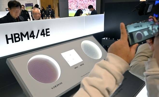 전시장 살펴보는 삼성전자 주주들 - 전시장 살펴보는 삼성전자 주주들     (수원=연합뉴스) 홍기원 기자 = 18일 경기도 수원시 영통구 수원컨벤션센터에서 열린 제57기 삼성전자 정기주주총회에서 주주들이 HBM4, HMB4E 메모리를 보고 있다. 2026.3.18 [공동취재]     xanadu@yna.co.kr (끝)