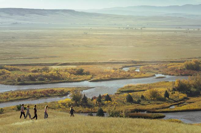 스테이시(미셸 파이퍼)가 러셀(패트릭 J. 애덤스), 페이지(엘 채프먼), 아비게일(보 가렛), 브리짓(아미아 밀러)와 함께 마르지 않는 강가를 거닐고 있다. 사진 제공=파라마운트+