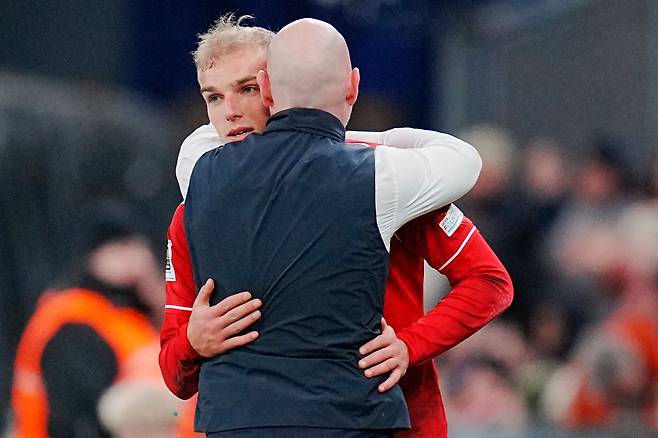 덴마크 공격수 구스타프 이삭센(왼쪽)이 26일(현지 시간) 덴마크 코펜하겐의 파르켄 스타디움에서 열린 북중미 월드컵 유럽축구연맹(UEFA) 플레이오프 북마케도니아전에서 후반 중반 교체돼 나가며 브라이언 리머 감독과 포옹하고 있다. AFP연합뉴스