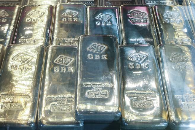 서울 종로구 아이디쥬얼리에 진열된 실버바 모습. 연합뉴스