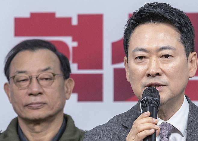 2월23일 공천 혁신 서약식에 참석한 장동혁 국민의힘 대표(오른쪽)와 이정현 공천관리위원장 ⓒ연합뉴스