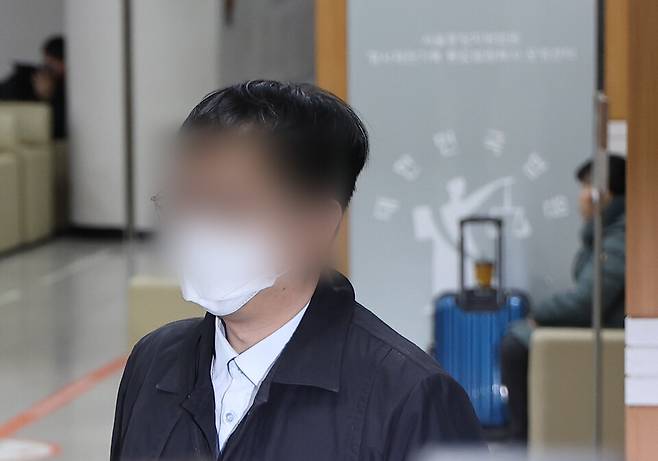 북한에&nbsp;무인기를 날려보내 남북 간 긴장을 조성한 혐의를 받는 30대 대학원생 오아무개씨가 2월26일 구속 전 피의자 심문(영장실질심사)을 받기 위해 서울 서초구 서울중앙지방법원으로 들어서고 있다. ⓒ연합뉴스