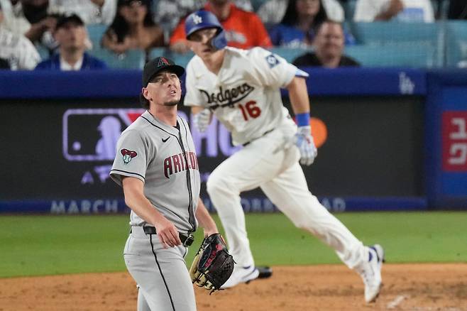 LA 다저스 윌 스미스(16번)가 27일(한국시간) 캘리포니아주 다저스타디움에서 열린 2026 MLB 개막전 홈경기에서 투런포를 날린 뒤 자신의 타구를 바라보며 달리고 있다. LA|AP뉴시스