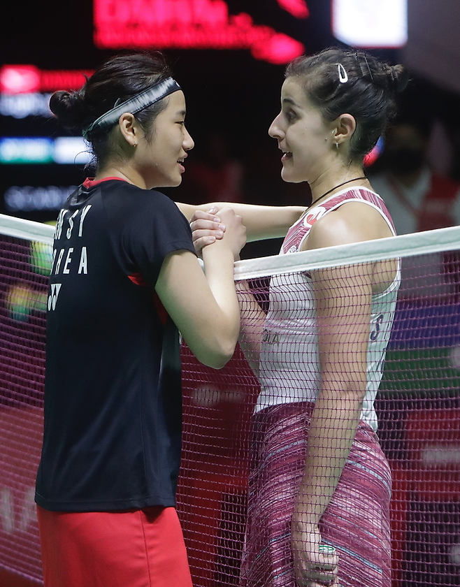 アン・セヨンが2023年インドネシアマスターズ決勝でマリンを破った後、会話を交わしている。EPA連合ニュース