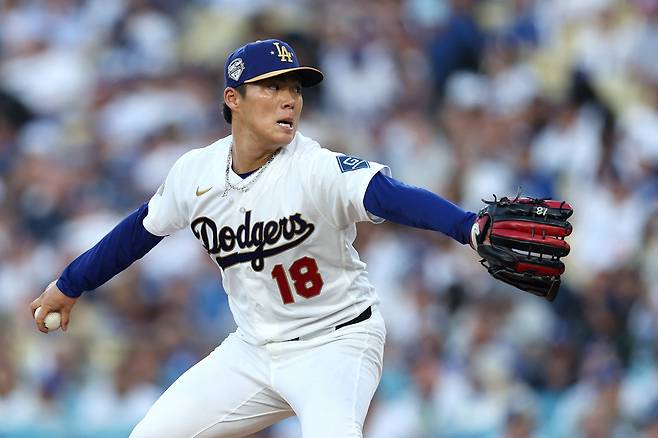 야마모토 요시노부가 27일 미국 캘리포니아주 로스앤젤레스의 다저스타디움에서 열린 애리조나 다이아몬드백스와 2026 메이저리그 정규리그 홈경기에 선발 등판해 공을 던지고 있다. 로스앤젤레스 | AFP연합뉴스