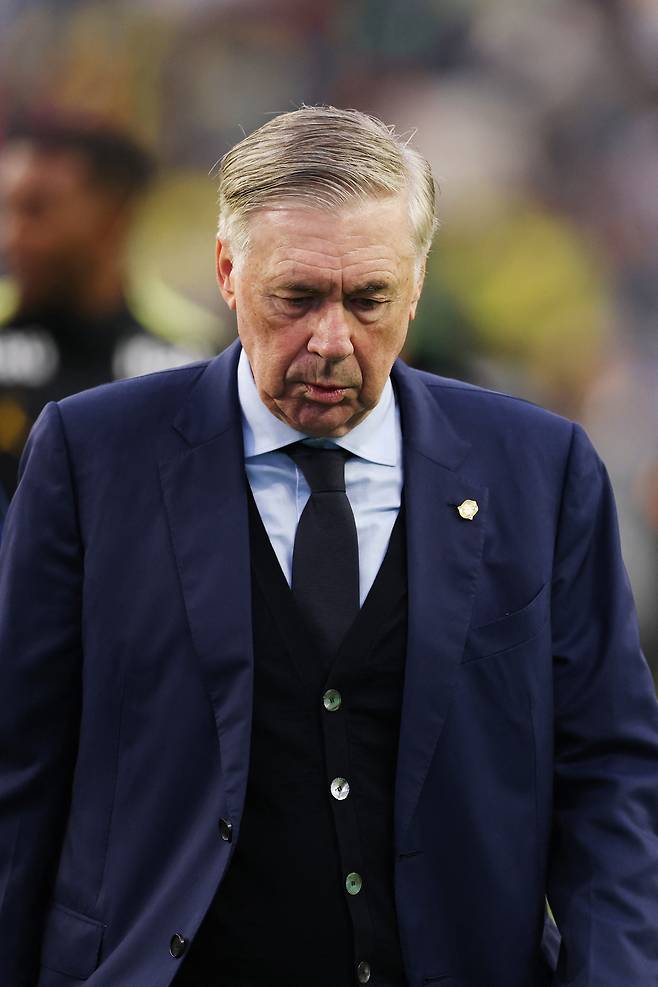 카를로 안첼로티 브라질 감독이 27일 프랑스와의 평가전에서 패한 뒤 굳은 표정으로 그라운드를 나서고 있다. AFP연합뉴스