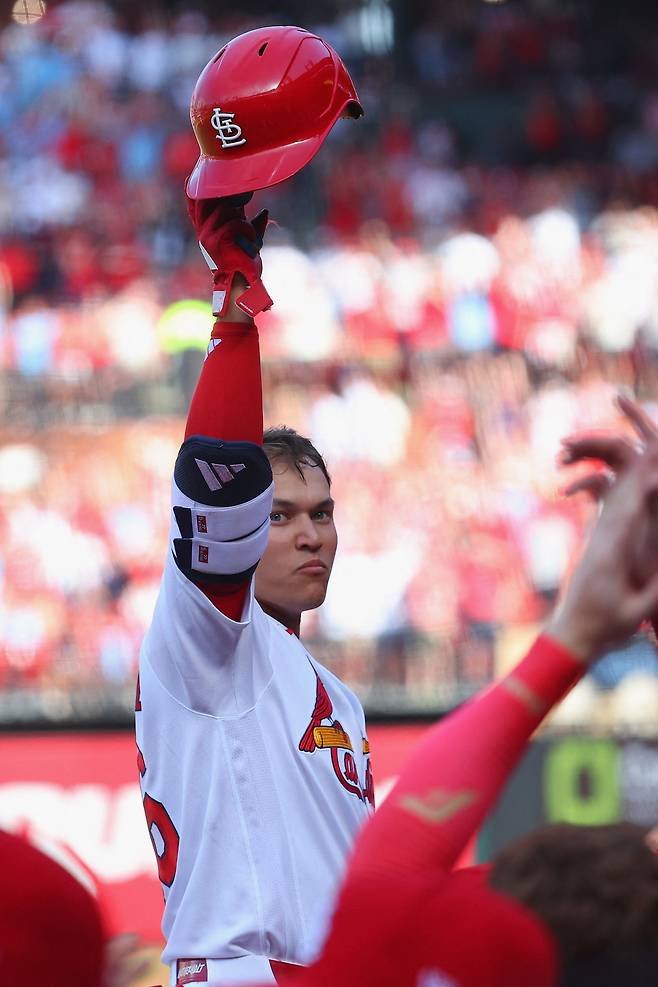 세인트루이스 JJ 웨더홀트가 27일 탬파베이전에서 3회말 MLB 데뷔 안타를 홈런으로 장식한 뒤 홈팬에게 인사하고 있다. AFP연합뉴스
