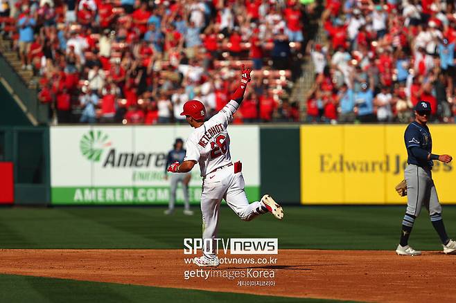 ▲ 데뷔 첫 홈런을 쏘아올리고 기뻐하는 JJ 웨더홀트. 이 홈런이 세인트루이스의 시즌 첫 득점으로 이어졌다.