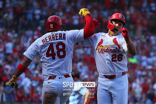 ▲ 홈런에 기뻐하는 JJ 웨더홀트(오른쪽)와 이반 에레라.