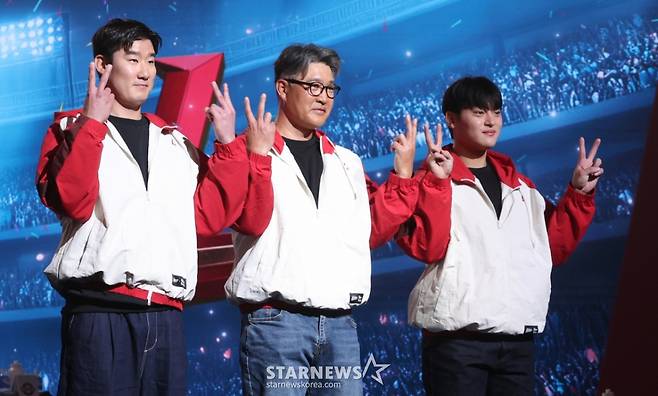 조병현(오른쪽)이 26일 '2026 신한 SOL KBO 리그 미디어데이'에 이숭용 감독(가운데), 오태곤과 함께 참석해 팀 세리머니를 펼치고 있다. /사진=김진경 대기자