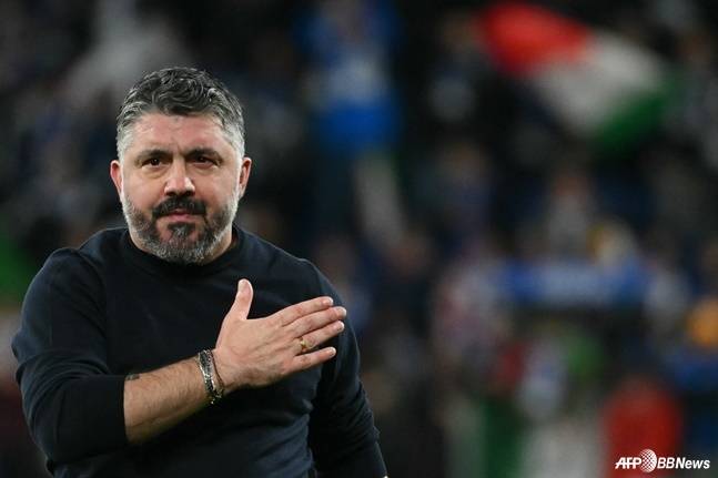 젠나로 가투소 이탈리아 국가대표팀 감독이 가슴에 손을 얹고 있다. /AFPBBNews=뉴스1