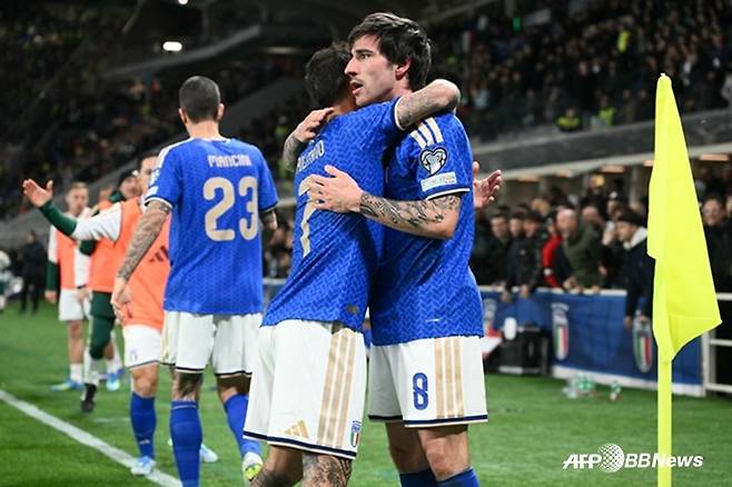 경기 후 기뻐하는 산드로 토날리(오른쪽). /AFPBBNews=뉴스1