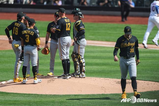 피츠버그 폴 스킨스(오른쪽)이 27일 뉴욕 메츠와 MLB 개막전에서 1회를 다 마치지 못하고 강판되고 있다. /AFPBBNews=뉴스1