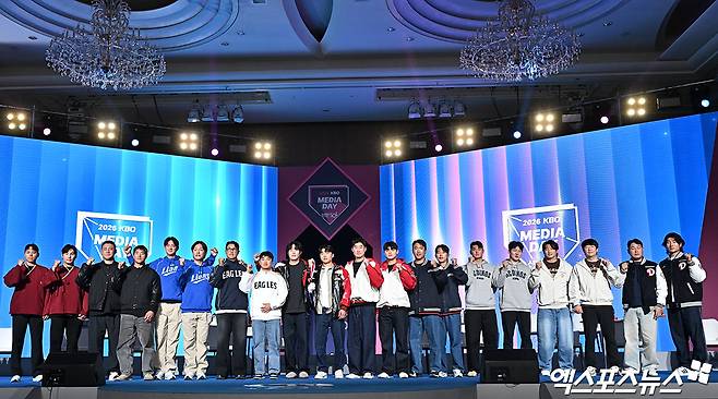 26일 오후 서울 송파구 롯데호텔 월드에서 열린 ‘2026 신한은행 SOL KBO’ 미디어데이, 각 구단 감독과 대표 선수들이 포즈를 취하고 있다. 잠실, 김한준 기자