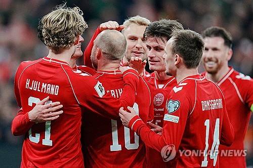 홍명보 감독이 이끄는 대한민국 축구 국가대표팀(A대표팀)의 2026 국제축구연맹(FIFA) 북중미 월드컵(캐나다·미국·멕시코 공동개최) 조별리그 첫 상대는 덴마크와 체코간 경기 승자로 압축됐다.  유럽축구연맹(UEFA) 플레이오프 패스D 준결승에서 덴마크와 체코가 각각 승리를 거두며 마지막 관문에 진출했고, 양 국가 간 결승전 승자가 한국과 같은 A조에서 첫 경기를 치르게 된다.  이번 월드컵 유럽 플레이오프는 16개국이 네 갈래 길로 나뉘어 단판 승부를 펼치는 토너먼트다. 각 패스의 우승국만이 월드컵 본선 진출권을 손에 넣는 구조이기에 더욱 처절한 승부가 펼쳐졌다.연합뉴스