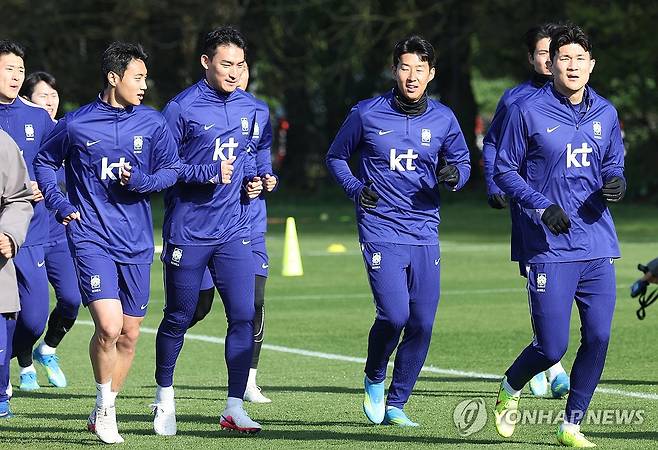 홍명보 감독이 이끄는 대한민국 축구 국가대표팀(A대표팀)의 2026 국제축구연맹(FIFA) 북중미 월드컵(캐나다·미국·멕시코 공동개최) 조별리그 첫 상대는 덴마크와 체코간 경기 승자로 압축됐다.  유럽축구연맹(UEFA) 플레이오프 패스D 준결승에서 덴마크와 체코가 각각 승리를 거두며 마지막 관문에 진출했고, 양 국가 간 결승전 승자가 한국과 같은 A조에서 첫 경기를 치르게 된다.  이번 월드컵 유럽 플레이오프는 16개국이 네 갈래 길로 나뉘어 단판 승부를 펼치는 토너먼트다. 각 패스의 우승국만이 월드컵 본선 진출권을 손에 넣는 구조이기에 더욱 처절한 승부가 펼쳐졌다.연합뉴스