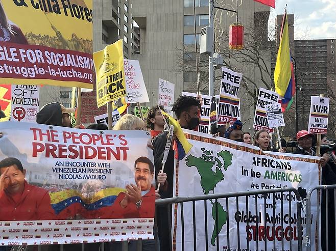"마두로를 석방하라" (뉴욕=연합뉴스) 김연숙 특파원 = 26일(현지시간) 미국 뉴욕 남부연방법원에서 열린 니콜라스 마두로 베네수엘라 대통령 석방 촉구 시위. 2026.3.26 nomad@yna.co.kr