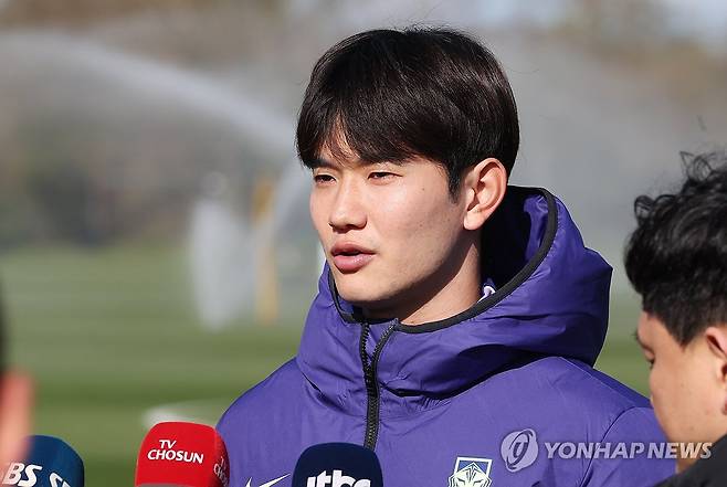 인터뷰하는 김진규 (밀턴킨스[영국]=연합뉴스) 최재구 기자 = 코트디부아르전을 앞둔 한국 축구 국가대표팀의 김진규가 26일(현지시간) 영국 런던 북서쪽 밀턴킨스 MK돈스 훈련장에서 훈련에 앞서 인터뷰하고 있다. 2026.3.27 jjaeck9@yna.co.kr